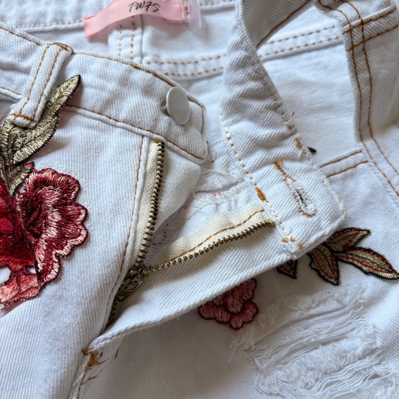 TWFS Distressed White Jean Shorts, Hip Cutout, with Flower Appliques - XS - Picture 8 of 13